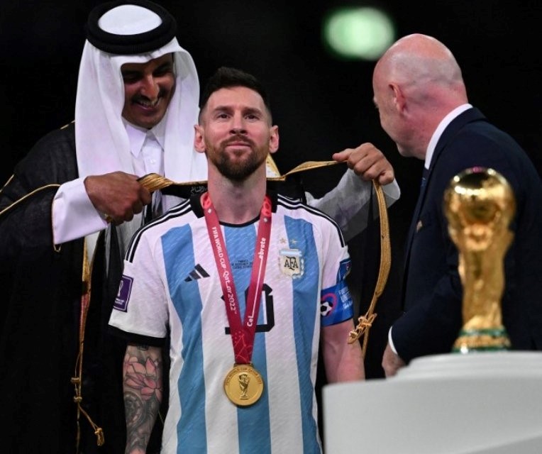 ¿Qué significa la capa que le pusieron a Lionel Messi?